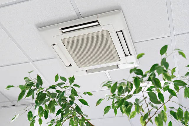 Eine von unseren Kälte- und Klimatechnikern eingebaute Deckenklimaanlage in einem Büro.