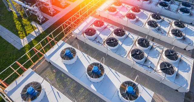 Die Außeneinheit einer Klimaanlage, angebracht an der Außenwand eines modernen Hauses, im Rahmen unserer Kälte- und Klimatechnik-Leistungen.